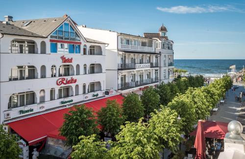 宾茨Hotel Esplanade & Aparthotel Rialto的海滩上以海洋为背景的酒店