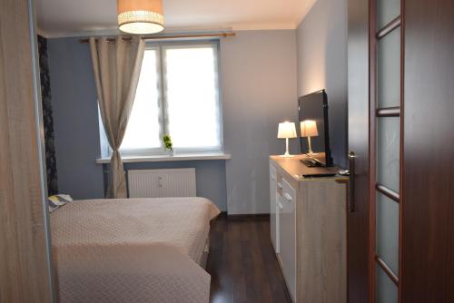 比亚韦斯托克Pałacowa Condominium的小房间设有床和窗户