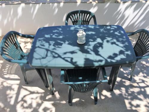 普莱克Family house Bacalja的一张带两把椅子的蓝色桌子和一瓶