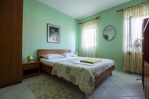 木洛希尼苏西卡公寓酒店的一间卧室配有一张床和镜子