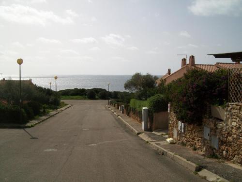 Funtana MeigaMonolocale a 200 metri dal mare的一条空的海景街道