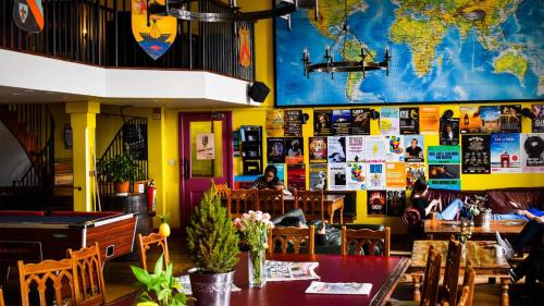 爱丁堡Castle Rock Hostel - Adults Only的墙上有一张桌子和一张世界地图的餐厅
