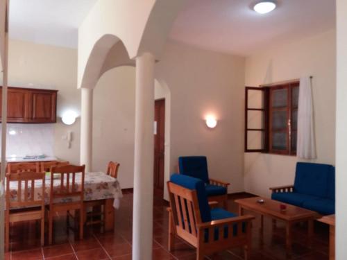 EscabeçadaRibeira Grande Country House的厨房以及带蓝色椅子和桌子的用餐室