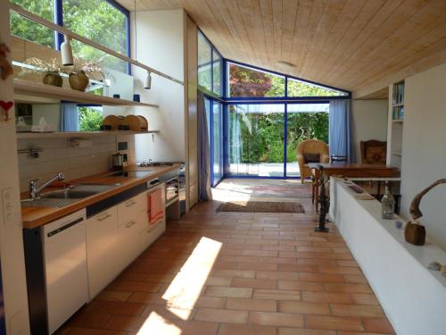 Contra卡萨奥林度假屋的厨房设有大窗户和大型落地玻璃门。