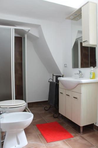 帕拉比塔Appartamento in centro storico zona Gallipoli的一间带卫生间和水槽的浴室