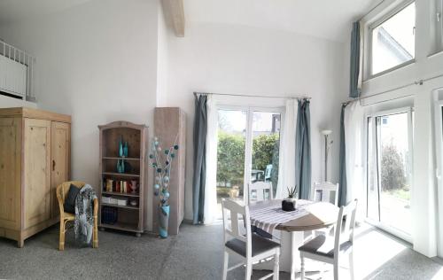 拉芬斯堡Sunny Loft Haus RV的白色的用餐室配有桌椅
