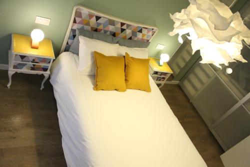 萨莫拉Apartamento Mercado-Centro的一间卧室配有一张带黄色枕头的大床