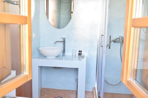 利韦迪昂Great Mantineia的一间带水槽和淋浴的浴室