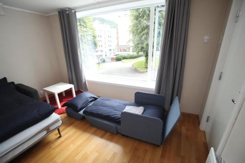 卑尔根Bergen's Best Location的客厅设有床和大窗户