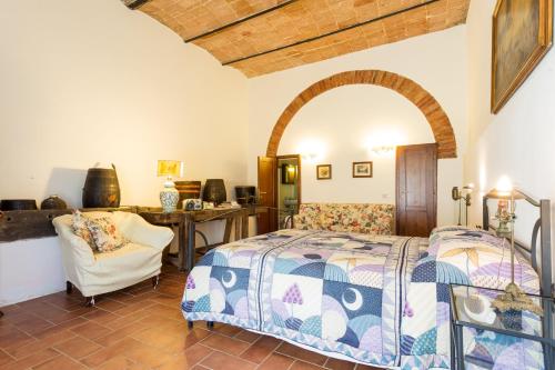 基安奇安诺泰尔梅Tenuta Di Argiano A Montepulciano的一间卧室,卧室内配有一张床和一把椅子