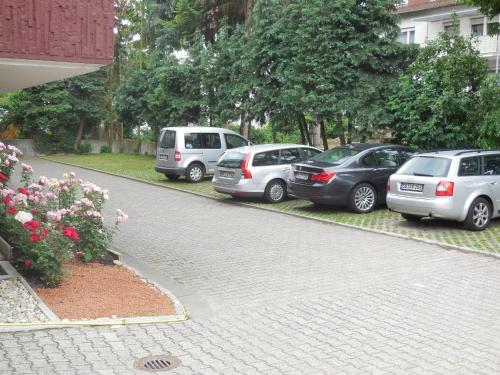 美因茨甘尼安和臣伯格酒店的停在停车场的一群汽车