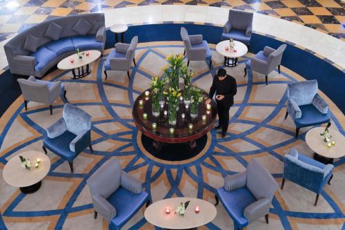 布赖代卡西姆瑞享酒店的大厅的顶部景色,有人站在房间里