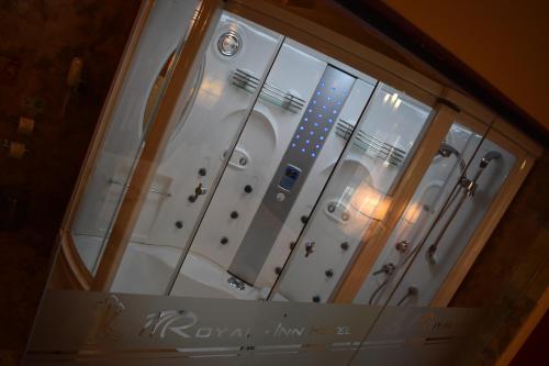 普诺普诺皇家酒店的带淋浴的浴室的玻璃窗