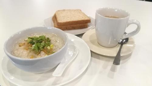 清迈Duangdren Apartment的桌上放着一碗汤和一杯咖啡
