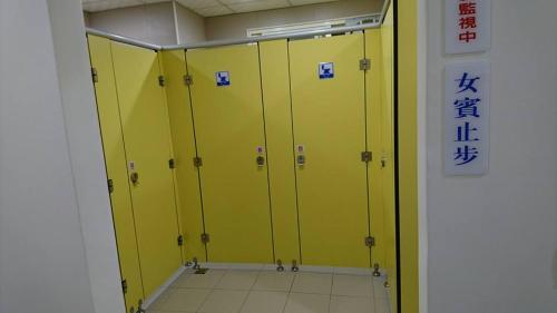 高雄国泰旅社_背包客的窝的更衣室设有黄色储物柜,并写有文字