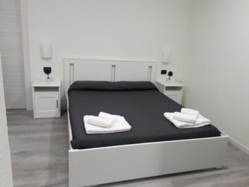曼德洛德拉廖CASA LIBERTY的一间卧室,配有带2个床头柜的床