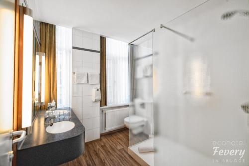 布鲁日狂热酒店的一间带水槽和淋浴的浴室