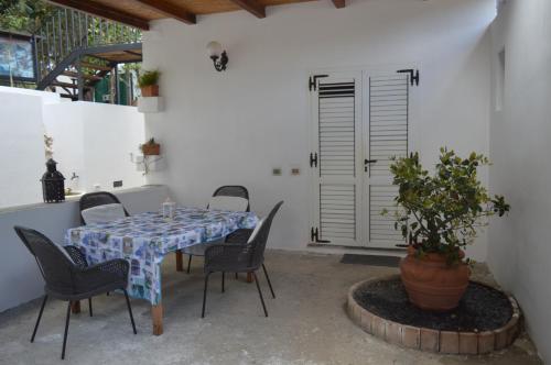 斯特龙博利吉阿丁诺斯格立托酒店的庭院里种着盆栽的桌椅