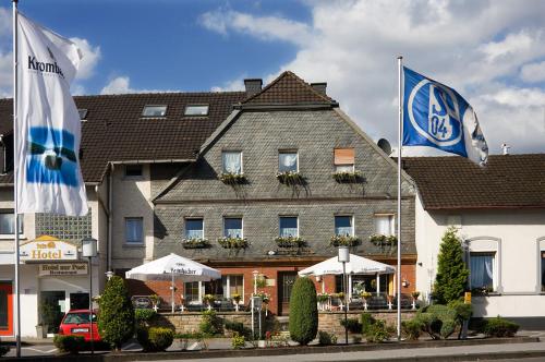 阿恩斯贝格Hotel zur Post的建筑前有两面旗帜的酒店