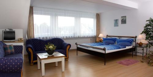 阿恩斯贝格Hotel zur Post的客厅配有床和沙发