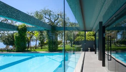 加尔尼亚诺茱莉亚别墅酒店的享有带游泳池的外部景致