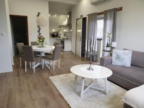 格拉博瓦茨极乐世界公寓 的客厅配有沙发和桌子