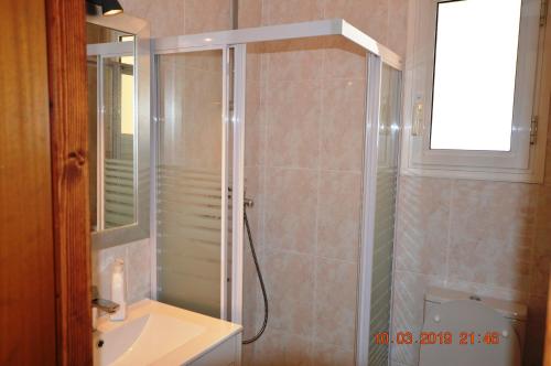 滨海托萨Can Tapsy的带淋浴、盥洗盆和卫生间的浴室