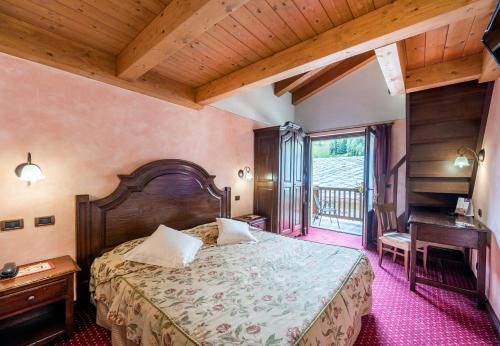 尚波吕克拉葛隆酒店的一间卧室配有一张大床和一张书桌