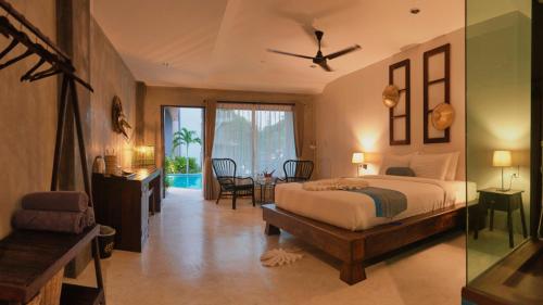 西塔努海之花简易别墅旅馆的卧室配有一张床和一张桌子及椅子