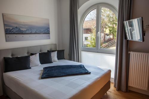 普夫龙滕Chalet-Pfronten的卧室内的一张床铺,设有大窗户