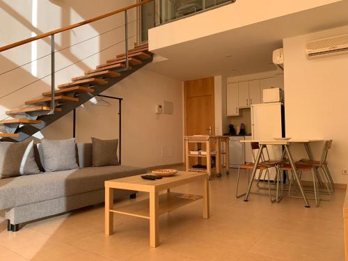阿尔考空Apartamento de 1 dormitorio, Ático 4PAX的客厅配有沙发和桌子