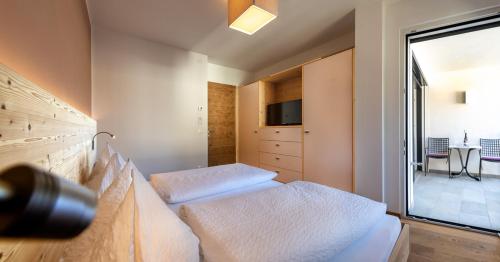 梅拉诺Apartment 39012的一间卧室设有两张床和大窗户