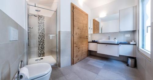 梅拉诺Apartment 39012的带淋浴、卫生间和盥洗盆的浴室