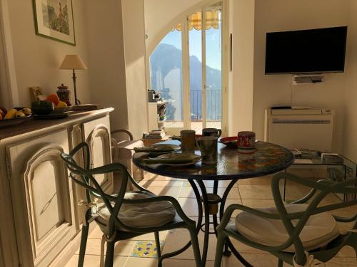 拉维罗拉卡萨帝瓦尼亚住宿加早餐旅馆的客厅配有桌椅和电视。
