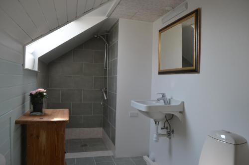 Kolby KåsTante Tut & Onkel E - B & B - Hotel的一间带水槽和镜子的浴室