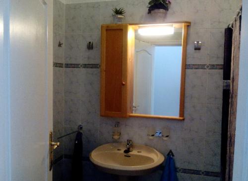 拉斯加莱塔斯A cozy flat in the heart of El Fraile的一间带水槽和镜子的浴室