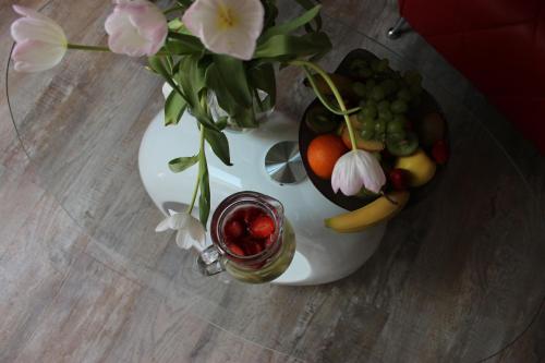 多布日什Romantický wellness suite hotel Heinz的花瓶,上面有水果和鲜花