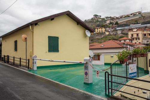圣雷莫Casa delle Ginestre Bike的前面有一条洪水泛滥的街道的房子
