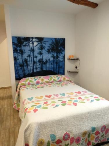 阿尔内迪略Casa Bera的一间卧室配有一张带花卉床罩的床