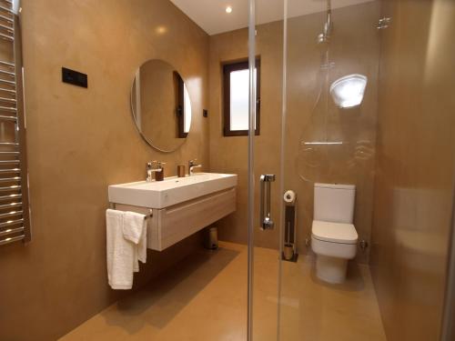 莱昂Apartamentos m.bell的一间带水槽、卫生间和淋浴的浴室