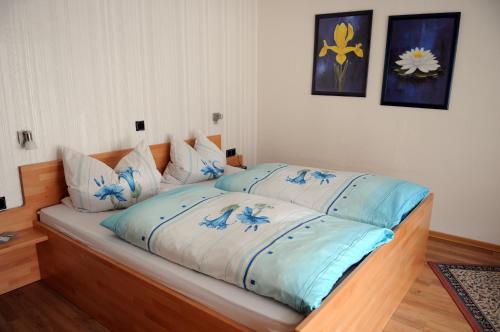 于尔齐希佩特拉旅馆的一张带蓝色和白色床单的睡床