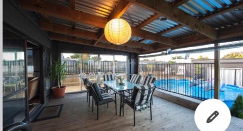 罗托鲁瓦Skyline SkyRides Premium Property的一个带桌椅的庭院和一个游泳池