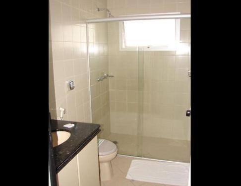普鲁登特总统城Muchiutt Park Hotel的带淋浴、盥洗盆和卫生间的浴室