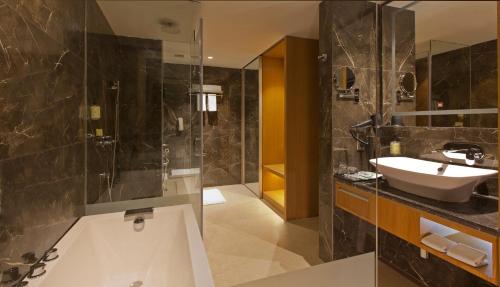 阿姆利则Golden Premier Amritsar的带浴缸、水槽和淋浴的浴室