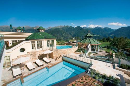 瑟弗浩斯思卡尔贝尔福利公寓的享有度假胜地的空中景致,设有游泳池和山脉