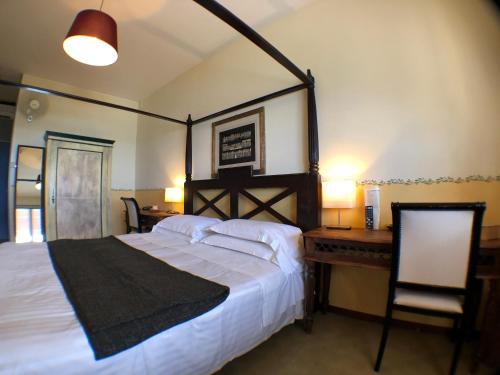 博纳索拉贝尔韦德瑞别墅酒店 的一间卧室配有一张大床、一张桌子和一张书桌