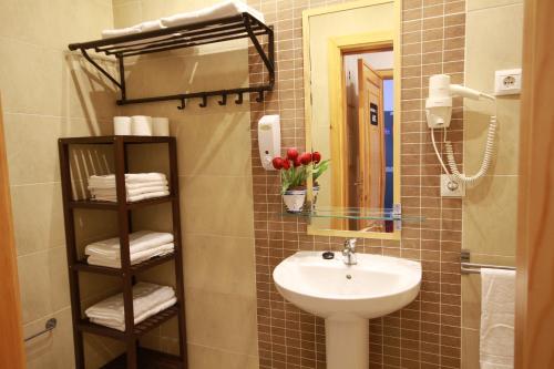 梅里达艾尔特普罗套房公寓酒店的一间带水槽和镜子的浴室