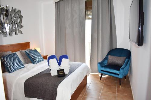 拉特吉塔VILLA MOLEIRO- LA TEJITA的一间卧室配有一张床和一张蓝色椅子
