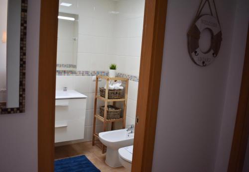 拉特吉塔VILLA MOLEIRO- LA TEJITA的浴室配有白色卫生间和盥洗盆。
