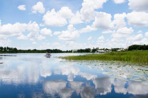 奥兰多埃克斯瑞度假胜地夏日海湾奥兰多酒店的湖上泛着云水的船只